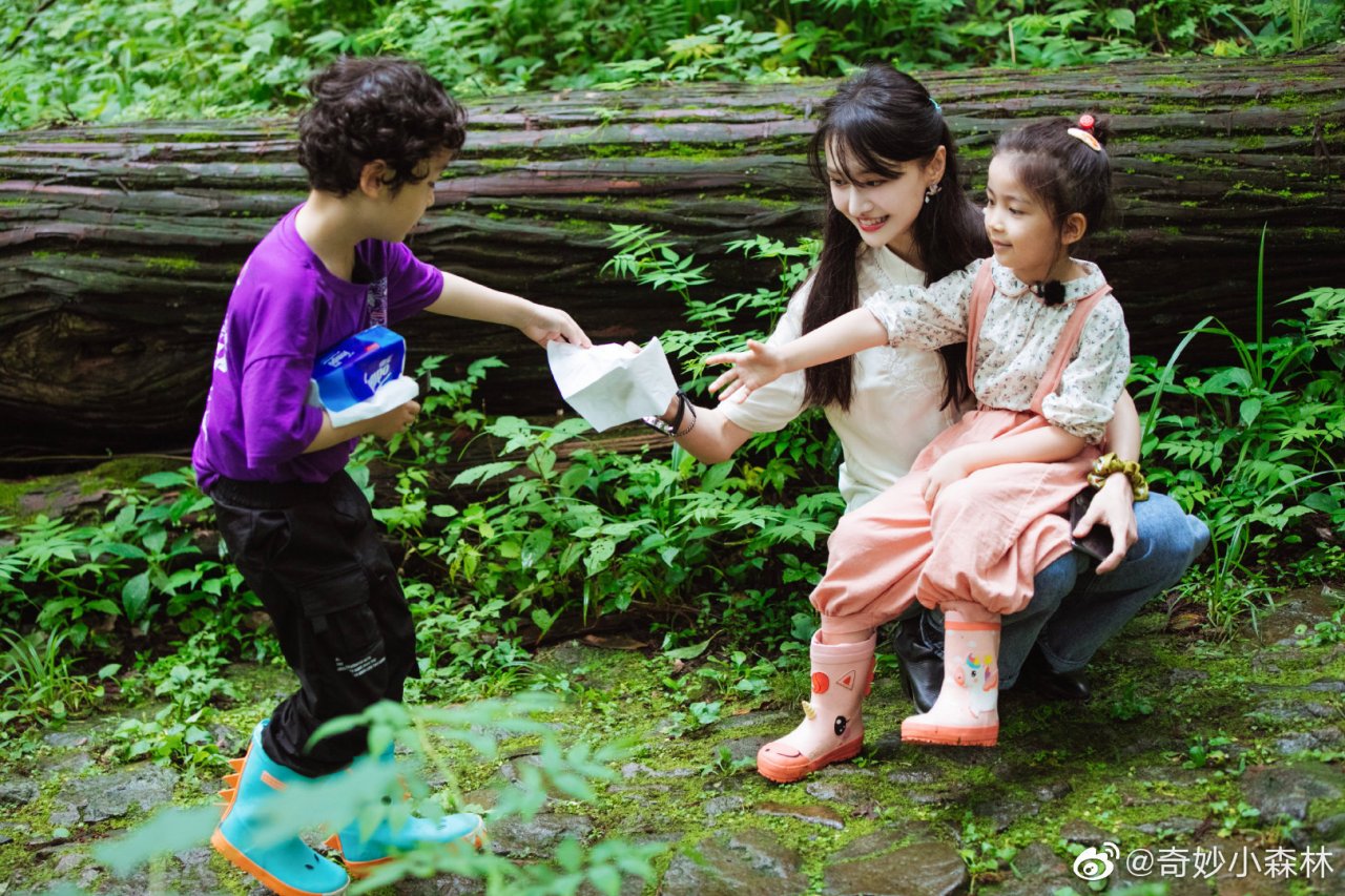 郑爽在《奇妙小森林》里的每一帧都很治愈,和小朋友相处时的暖心,纯真