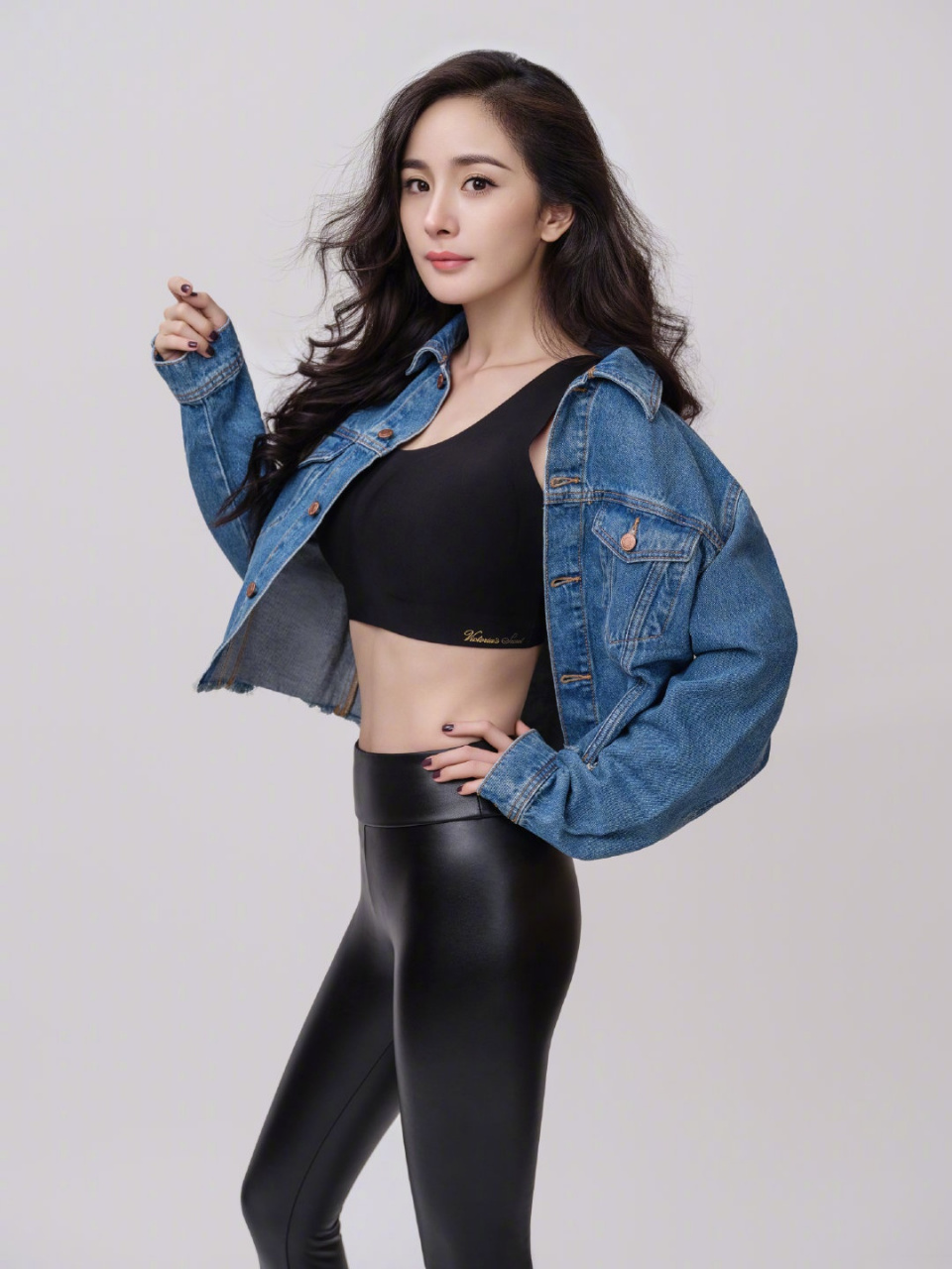 杨幂的内衣广告,大幂幂身材绝了[赞][赞][赞]lsp请就位