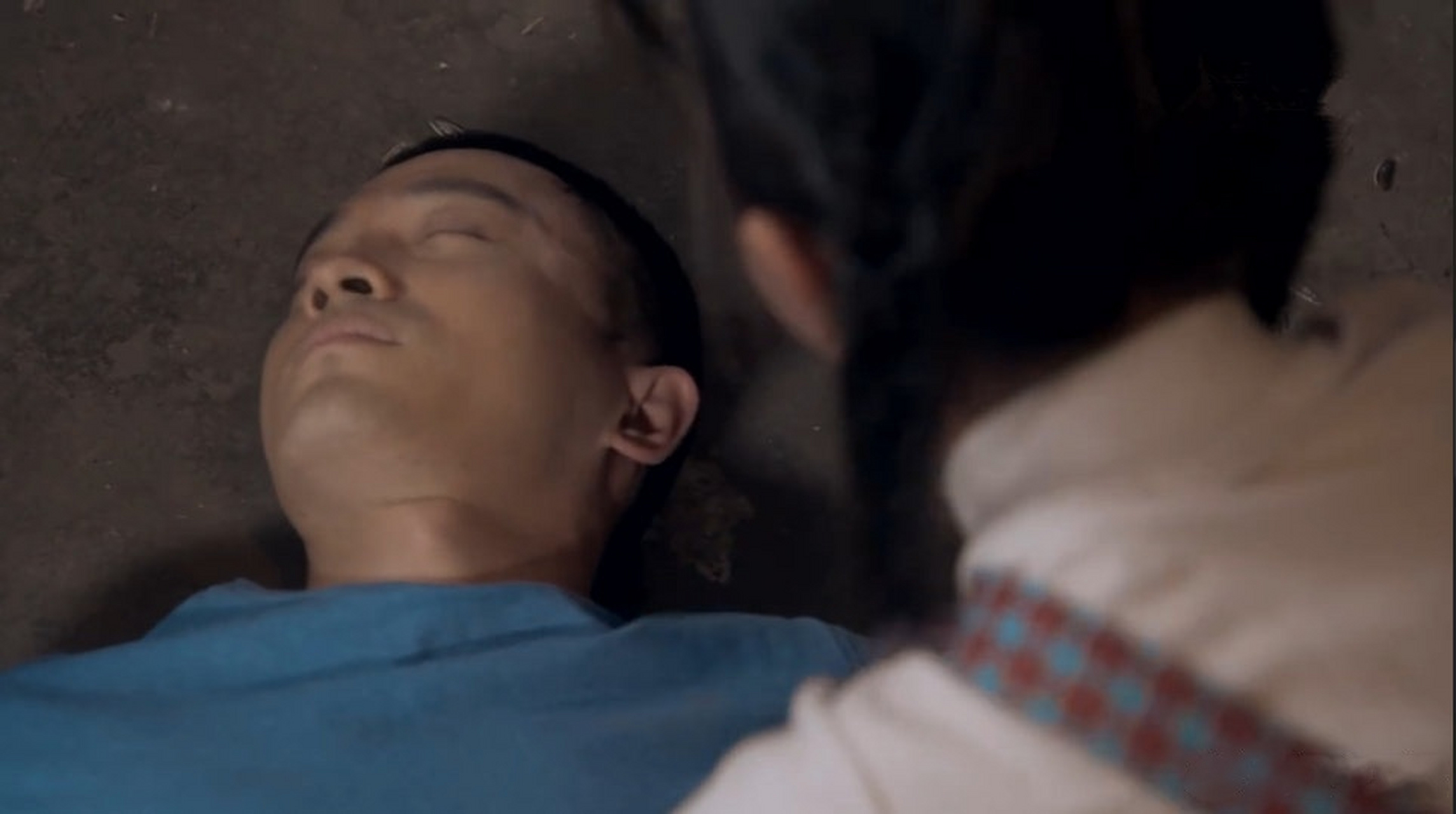 佟家庚把大红的结婚证展示给佟家良,希望能够唤醒家