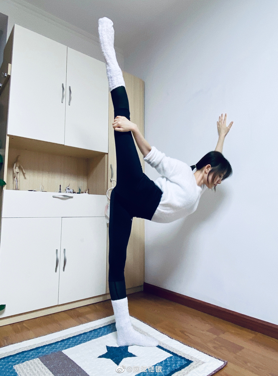 原来任敏是99年12月出生,身高168!