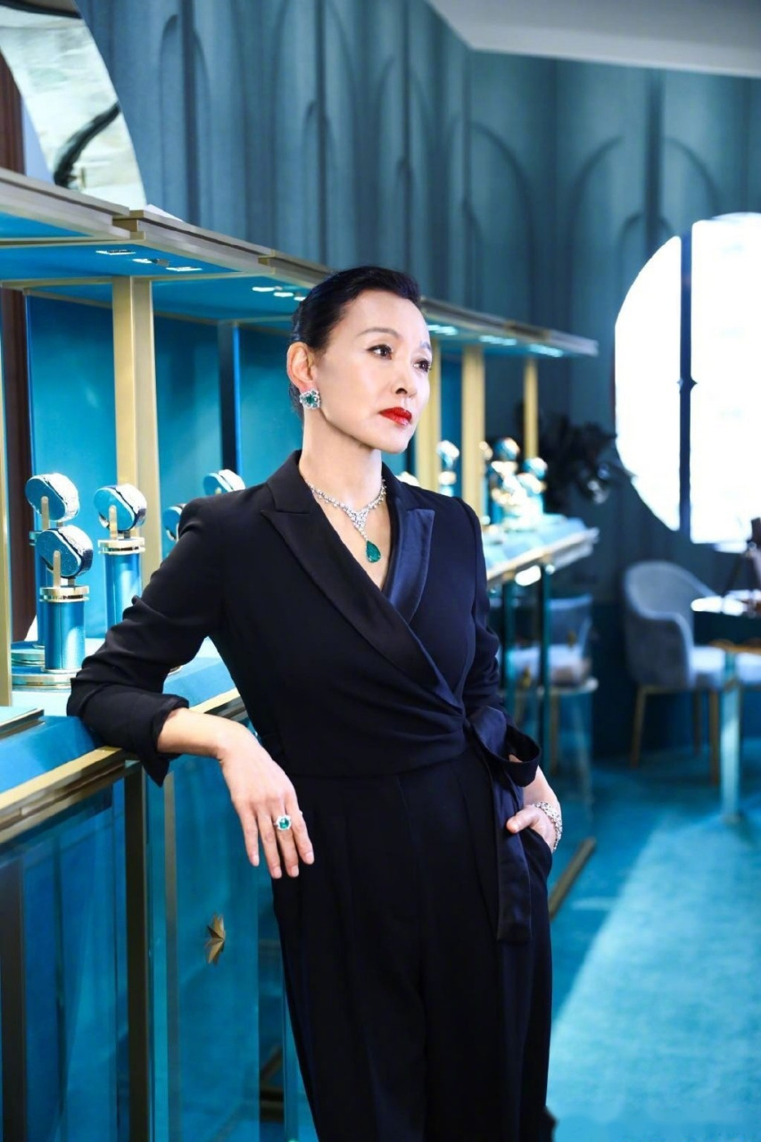 居住在美国的演员陈冲用细腻的文笔记录了她在疫情期间的所感所悟.