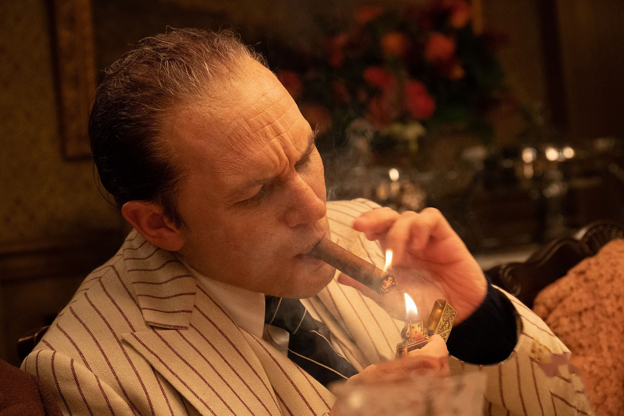 本周,汤姆·哈迪以卡彭造型登上英国《gq hype》周