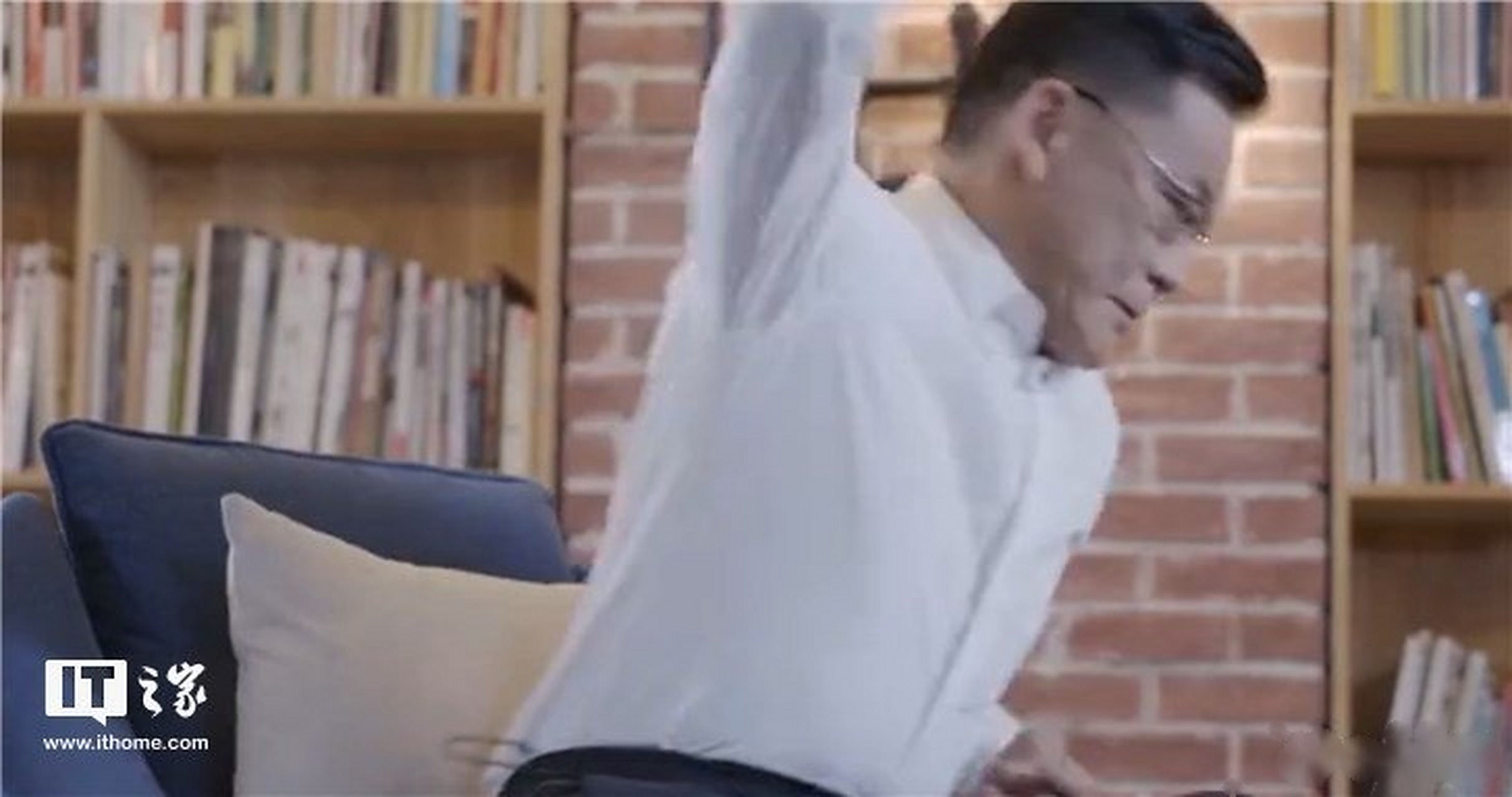 【李国庆访谈中怒摔水杯:俞渝用阴谋诡计把我赶出了当当】日前,当当网