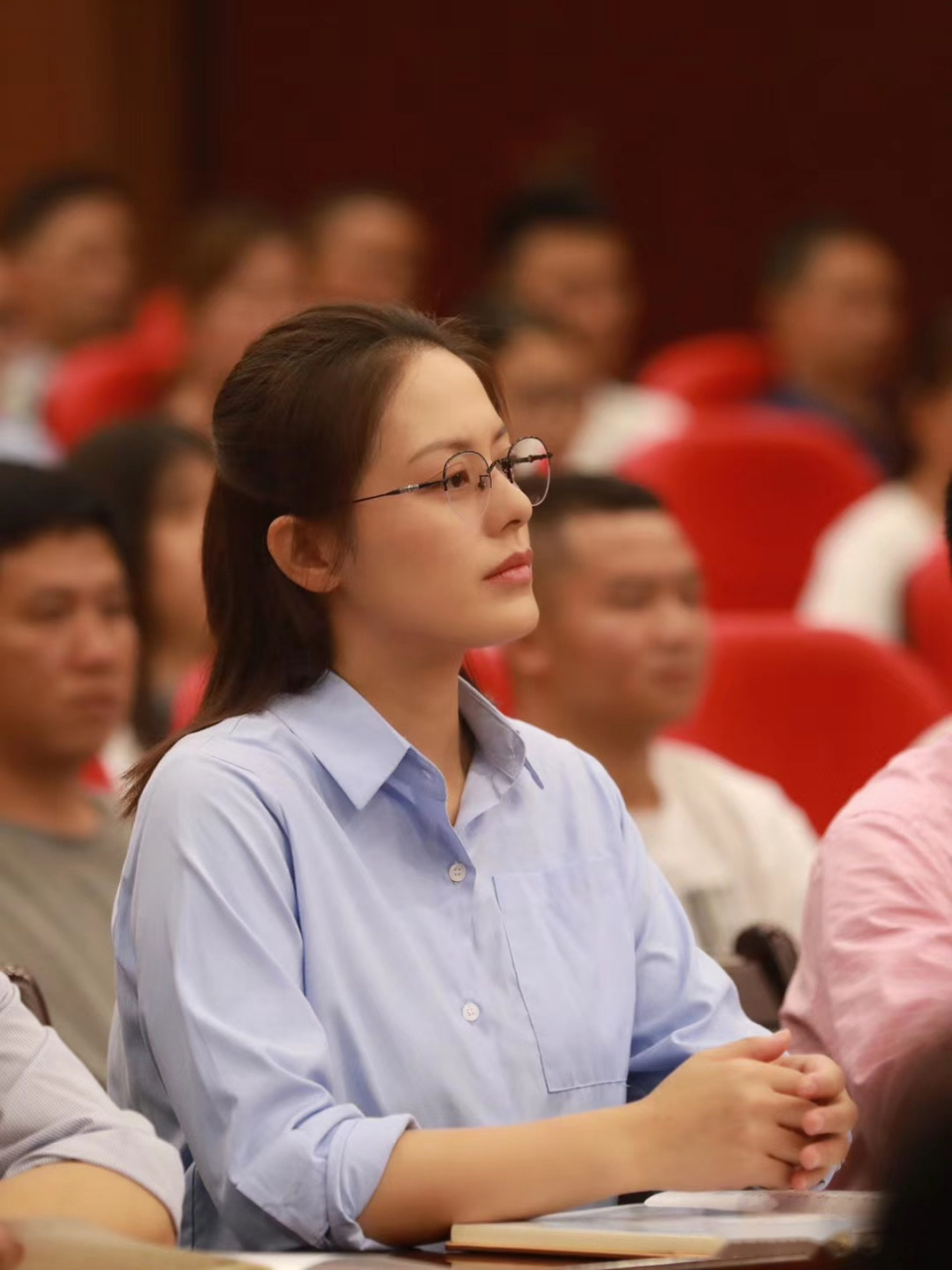 你好 黄文秀.