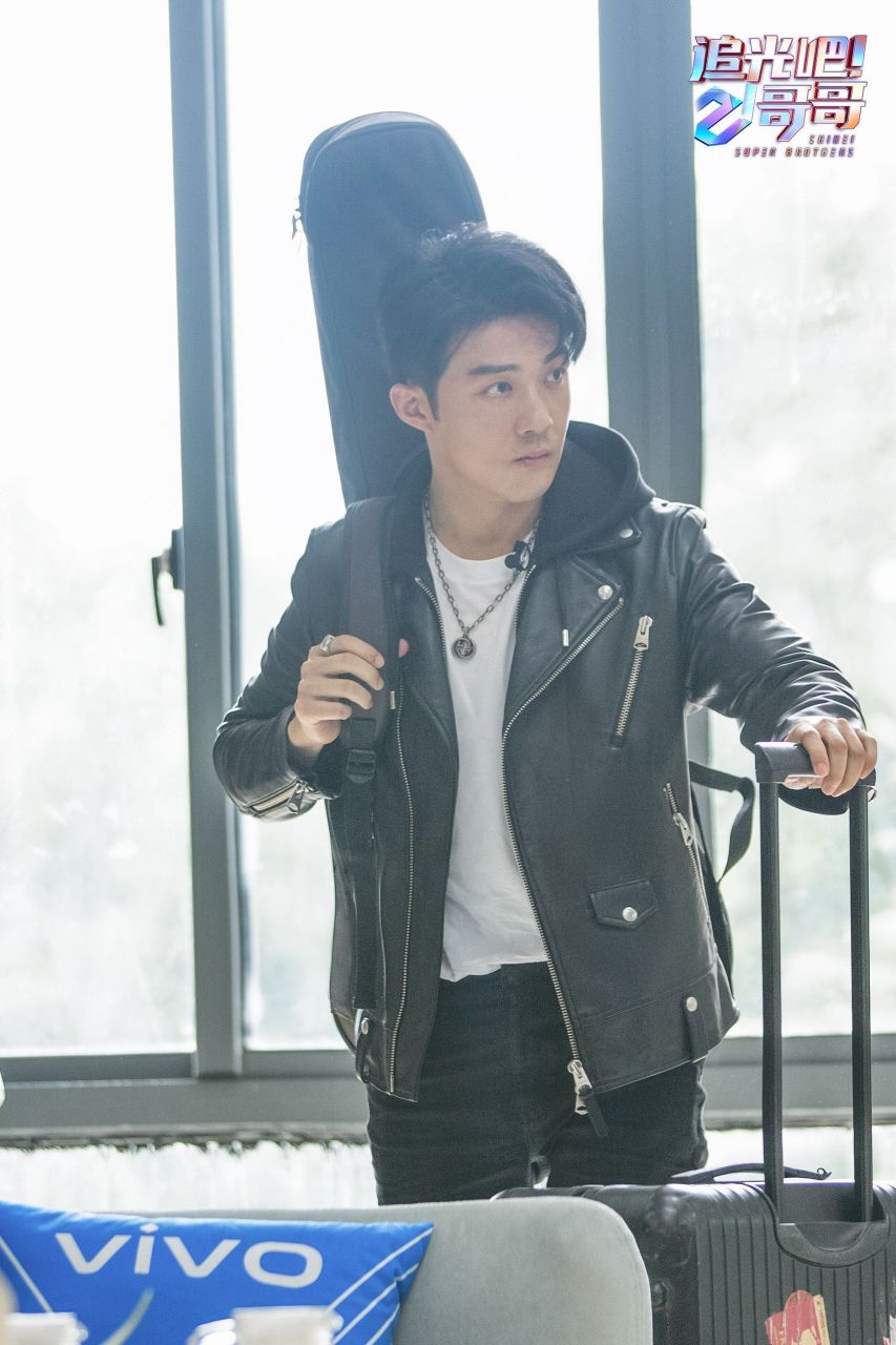 别忘记关注下周@李泽锋追光吧哥哥 初舞台[期待]