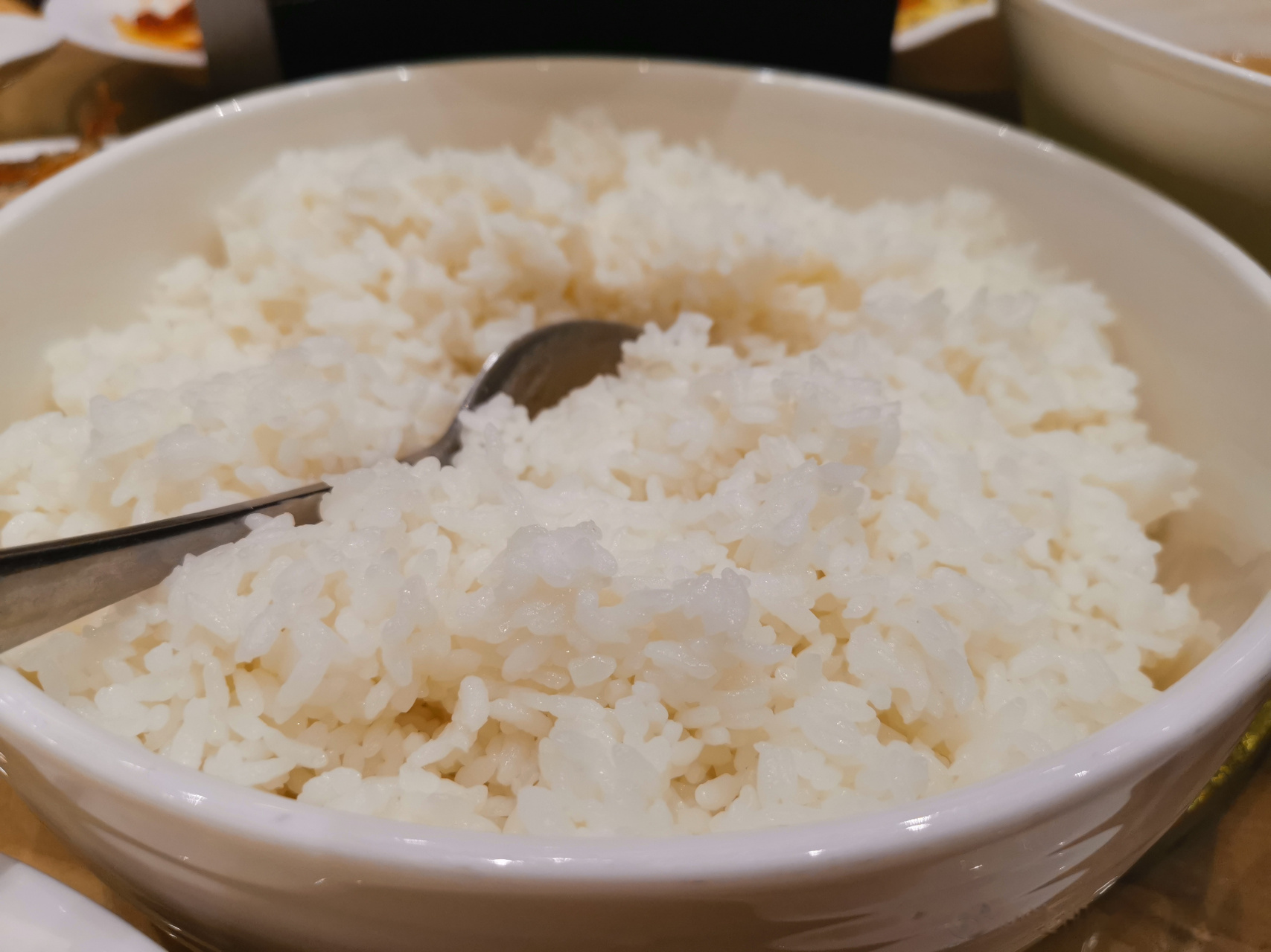 晚宴上的这盆大米饭竟然没有一个人动筷子,唯有我吃了一大碗