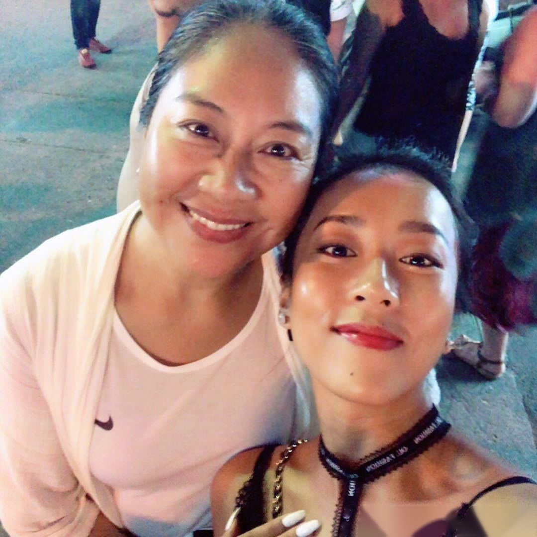 吉克隽逸晒出与妈妈合影,阿姨利落盘发,笑起来温柔又美丽,嘴角两个梨