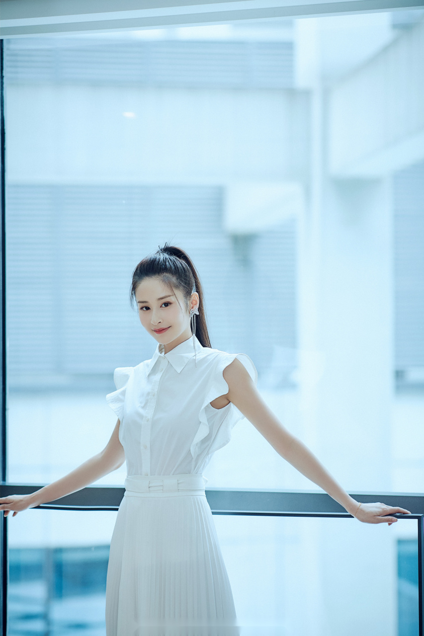 e. mode 鞋:tonybianco 配饰:hefang_jewelry stylist:libarry