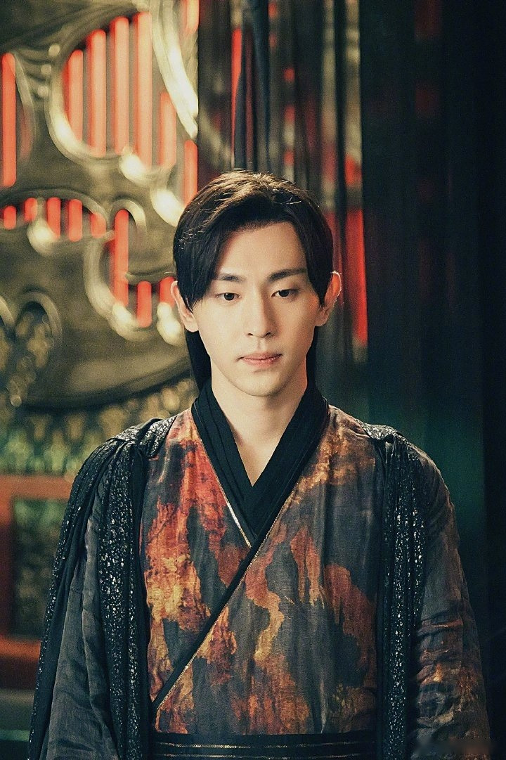 邓伦一路向阳奔跑,不畏风雨,无畏向前.