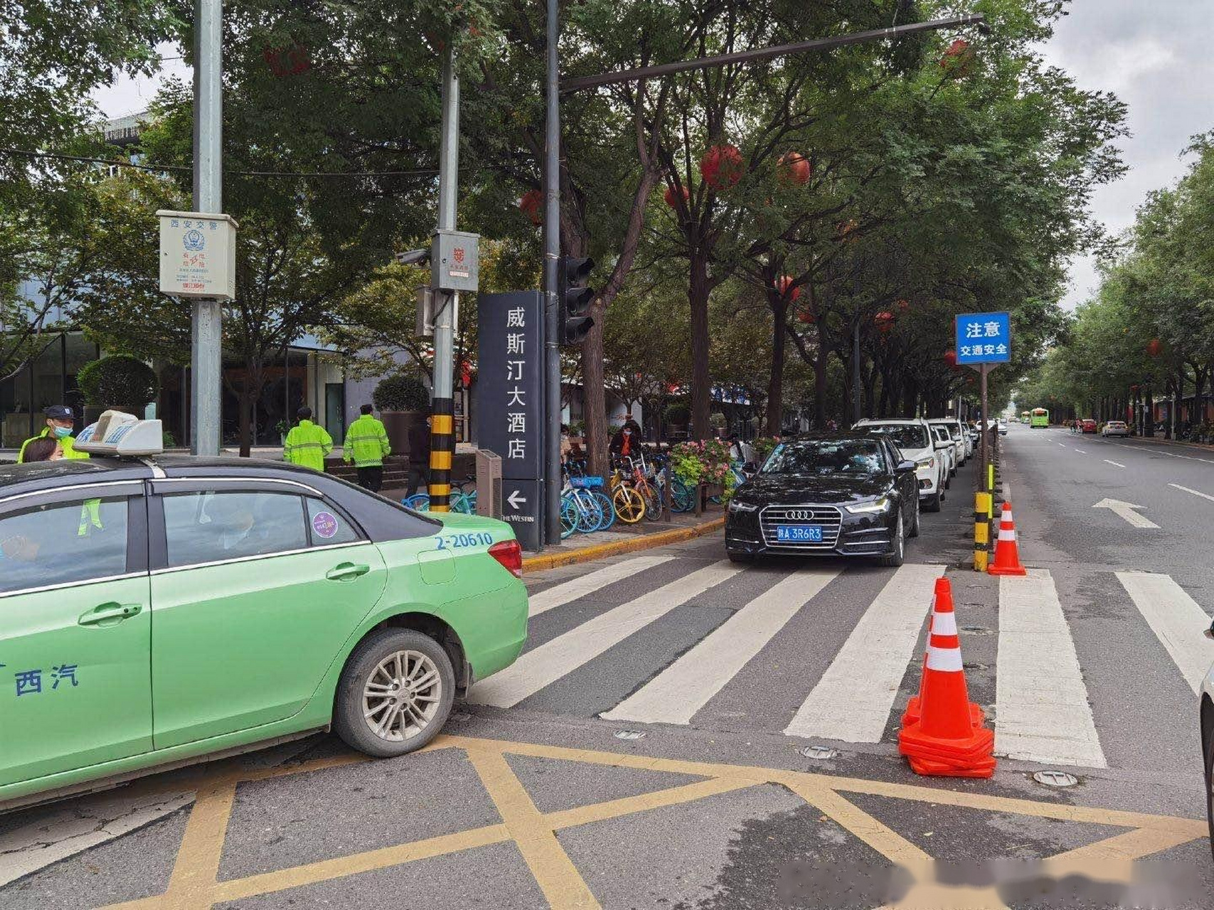 畅行中国,交警同行#西安路况播报:慈恩西路车流量较大,芙蓉东路与