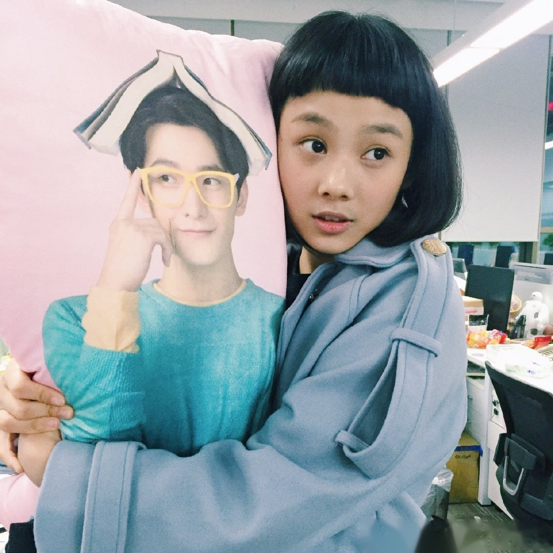 鲁照华小时候还有很多狗咬刘海,一时找不到图片,先看看她的这个刘海