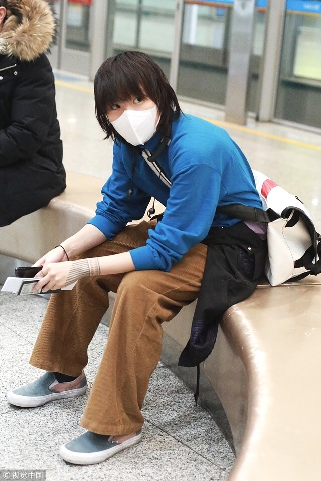 2018年11月21日,北京,窦靖童亮相机场,她口罩遮面素颜现身,坐在一边
