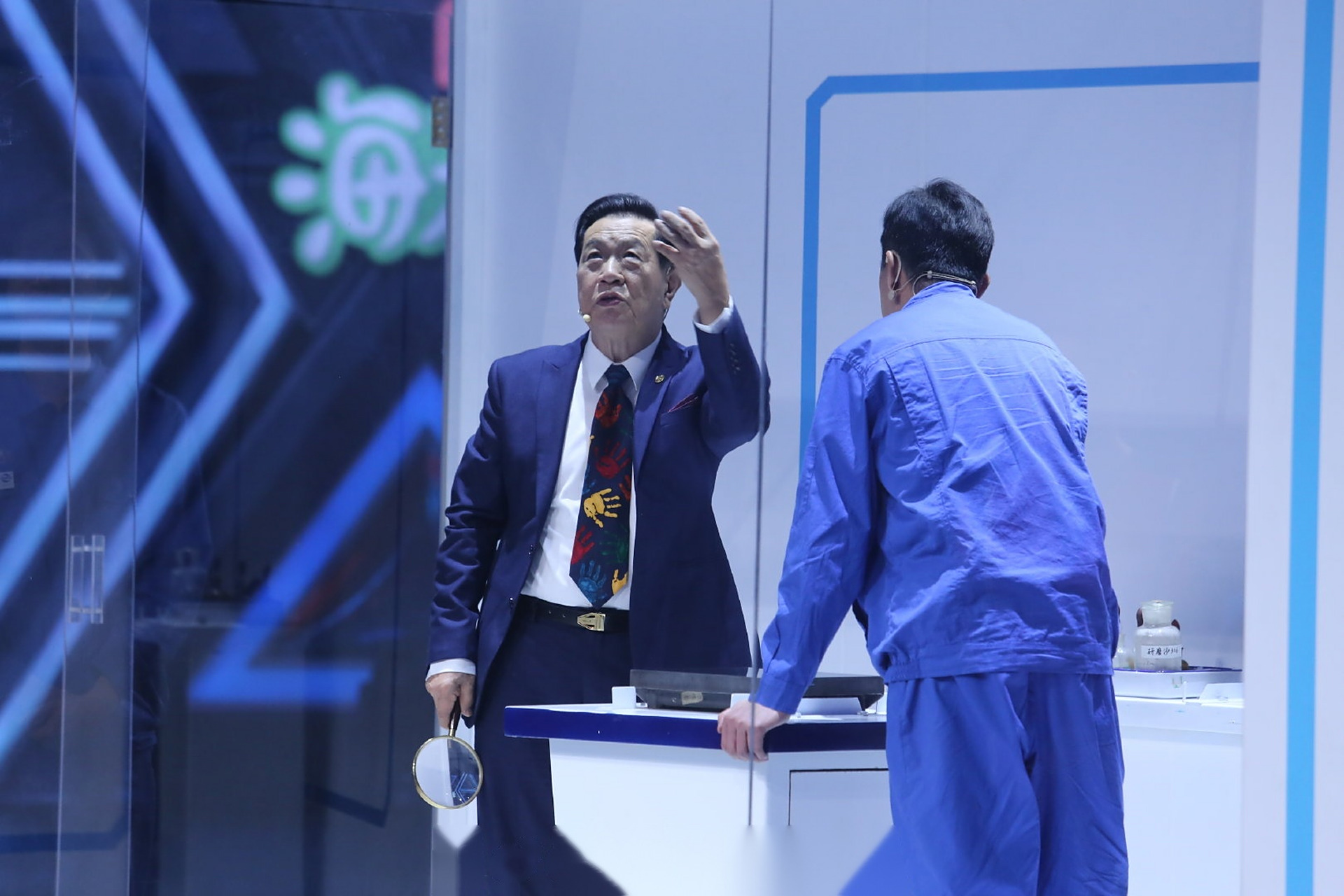 《挑战不可能》 "细节达人"李昌钰博士再次上线,拿起放大镜一丝不苟地