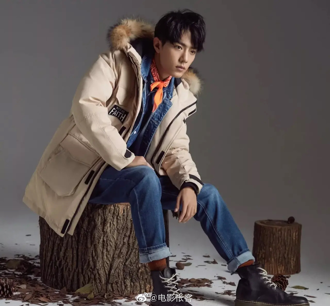 明星时尚#考古肖战秋冬系列,黑框眼镜战战,时尚中带着一丝可爱!