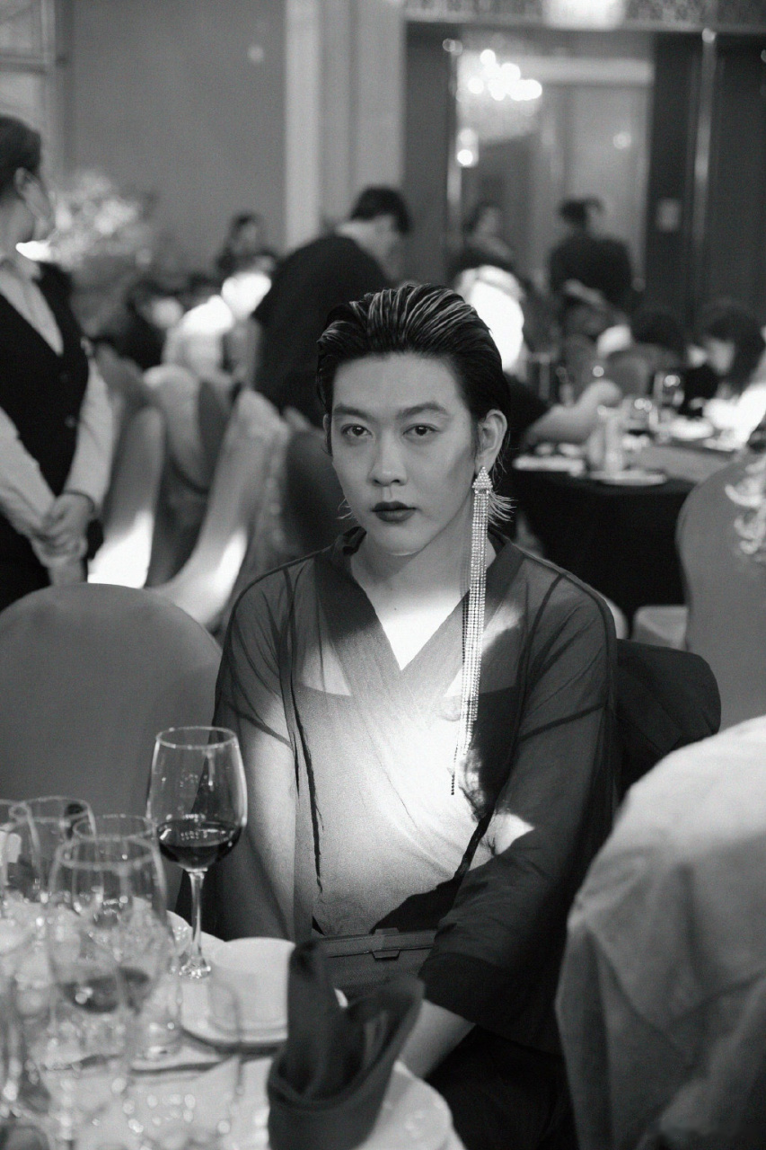 8月3日晚,姜思达受邀参加第14届first青年电影展颁奖礼,他头扎双马尾