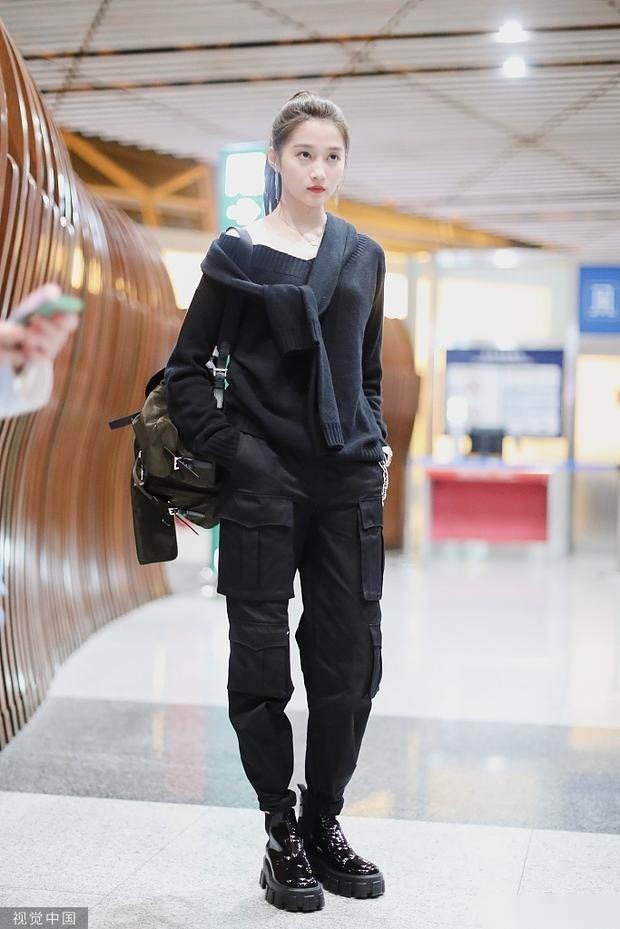 2019年9月16日晚上,关晓彤现身北京机场出发前往米兰参加2020时装周