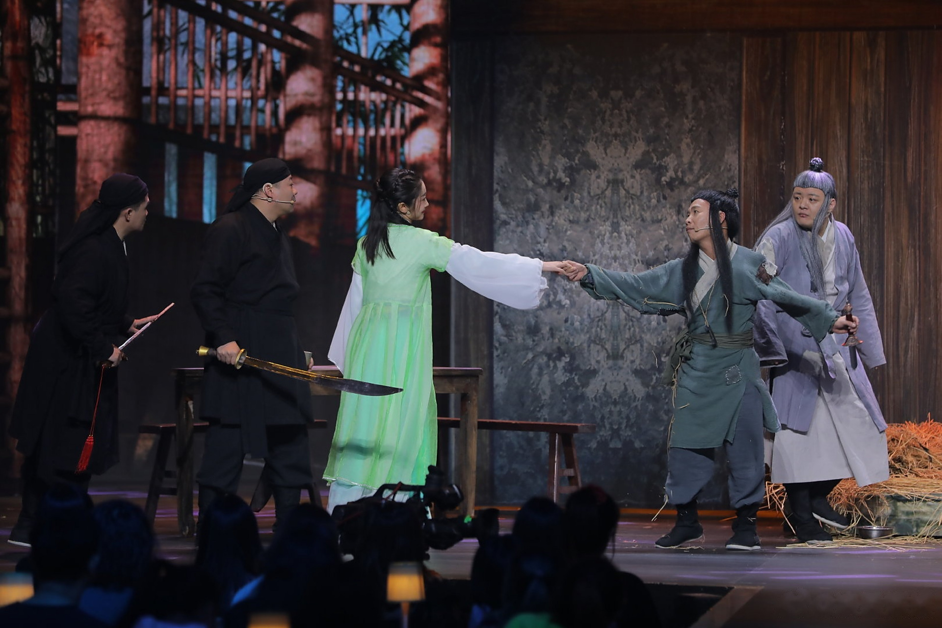 看剧照浩哥 郑胖抱拳跪地表情含泪,气氛很沉重的感jio?