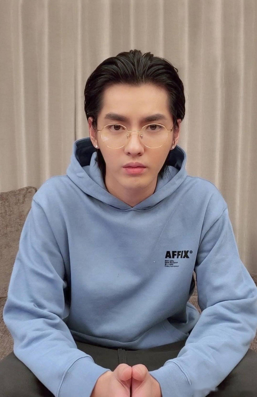 吴亦凡的近照也太好看了!背头 金丝眼镜,又有很多总裁小说男主有脸了