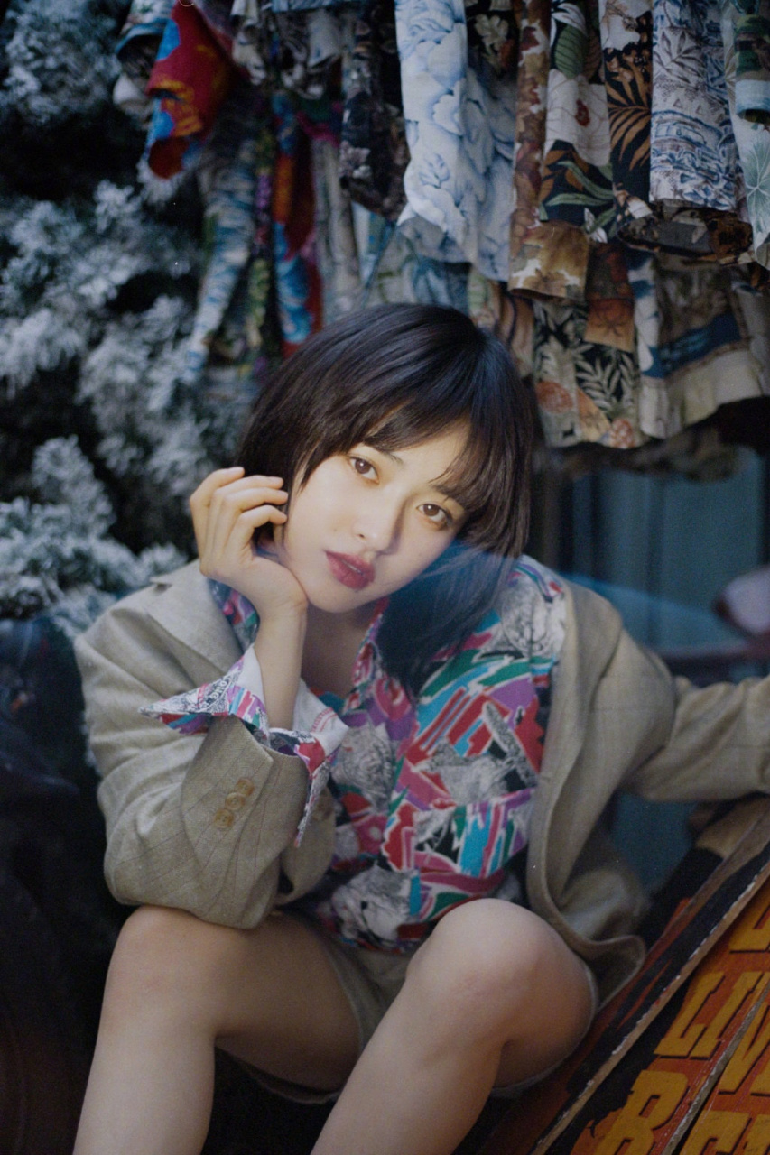 沈月最新写真,西装配短裤造型,你可吗?