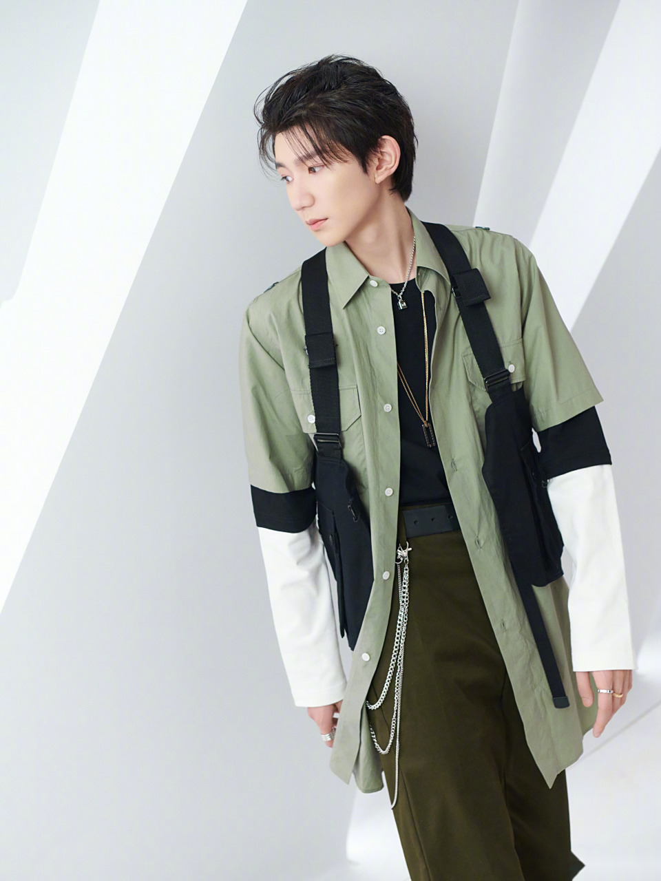 王源分享了一张照片,侧颜轮廓线条精致,身穿简约白t"源"气满满,期待