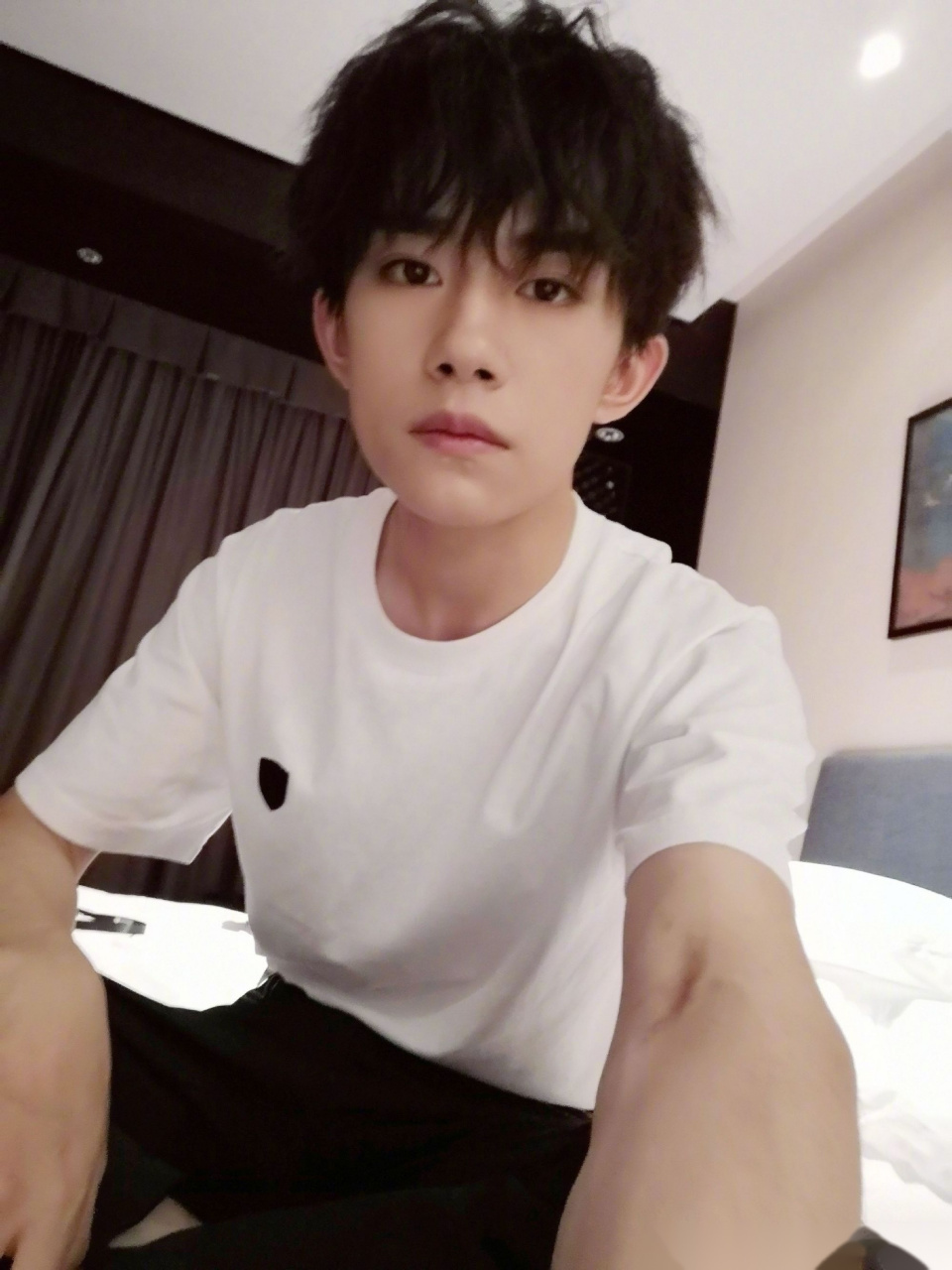 你拍得最好的一张照片# 来自易烊千玺的自拍,无论怎么拍,反正不笑就