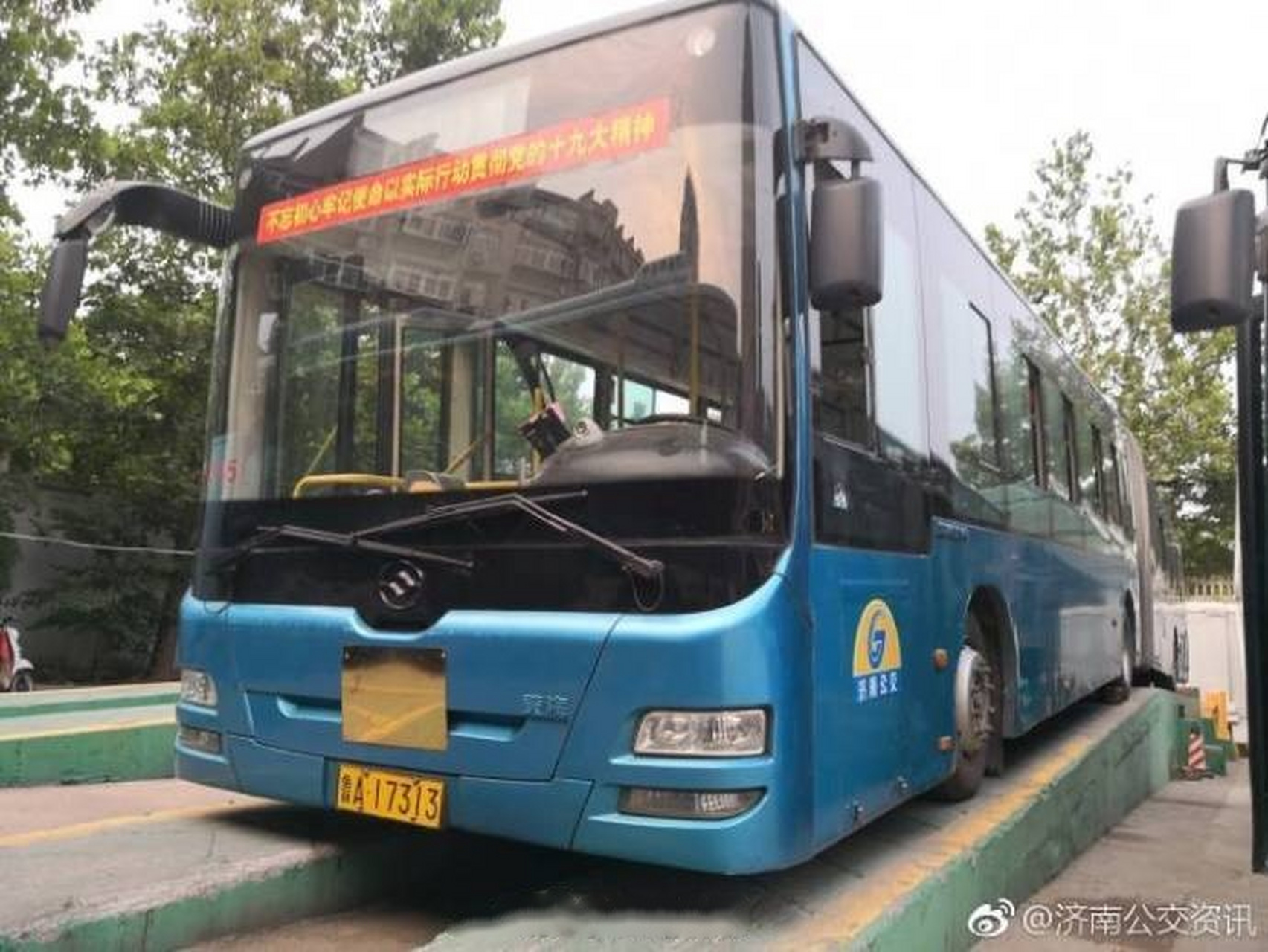 【济南4路公交车升级为k4,18米通道车全部下线,致敬老车】 在7月4日早