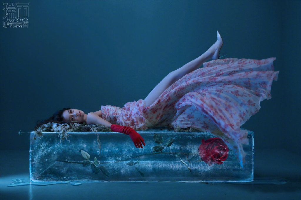 angelababy登上《瑞丽》3月刊封面,被冰封的花美人.