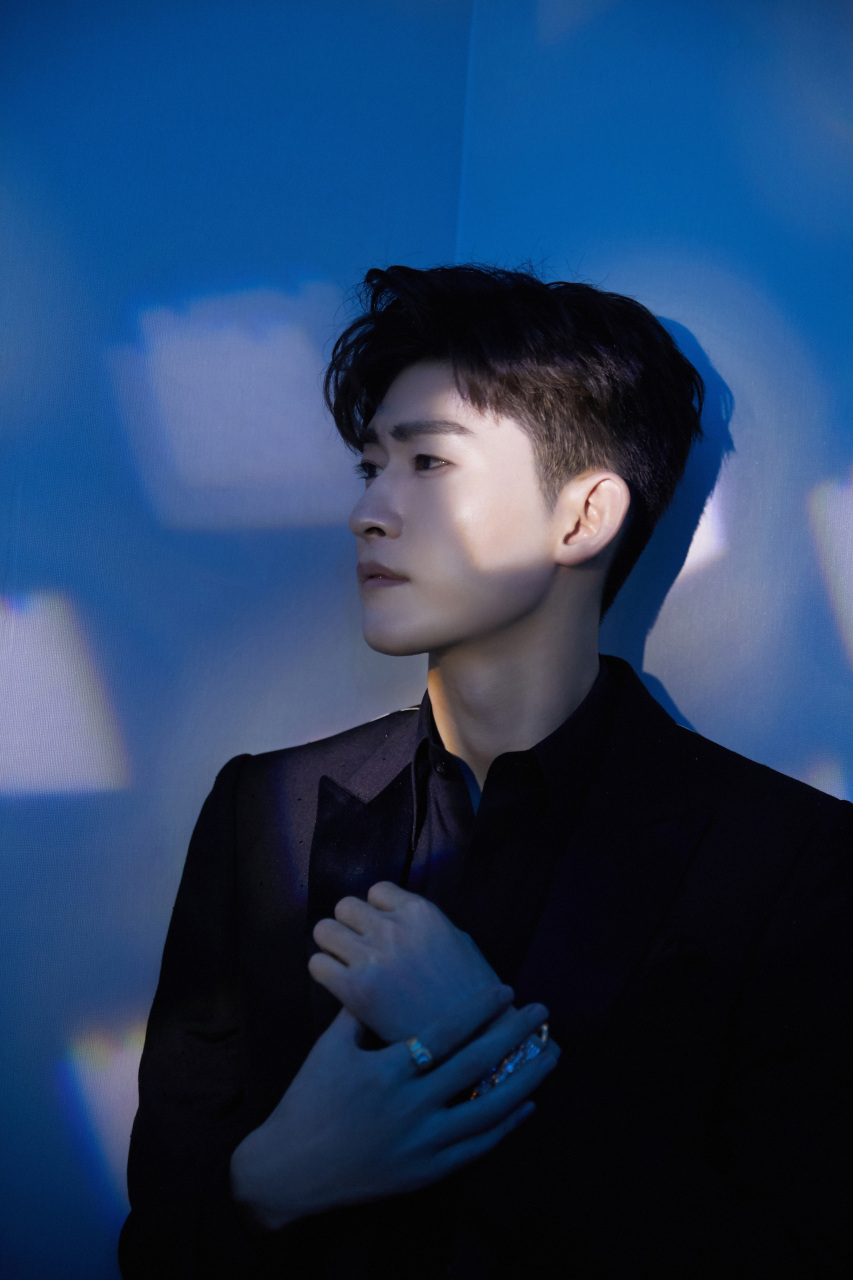 张翰 趁着月色,窝在房间里听首温柔的歌,把月夜的浪漫都寄予你.