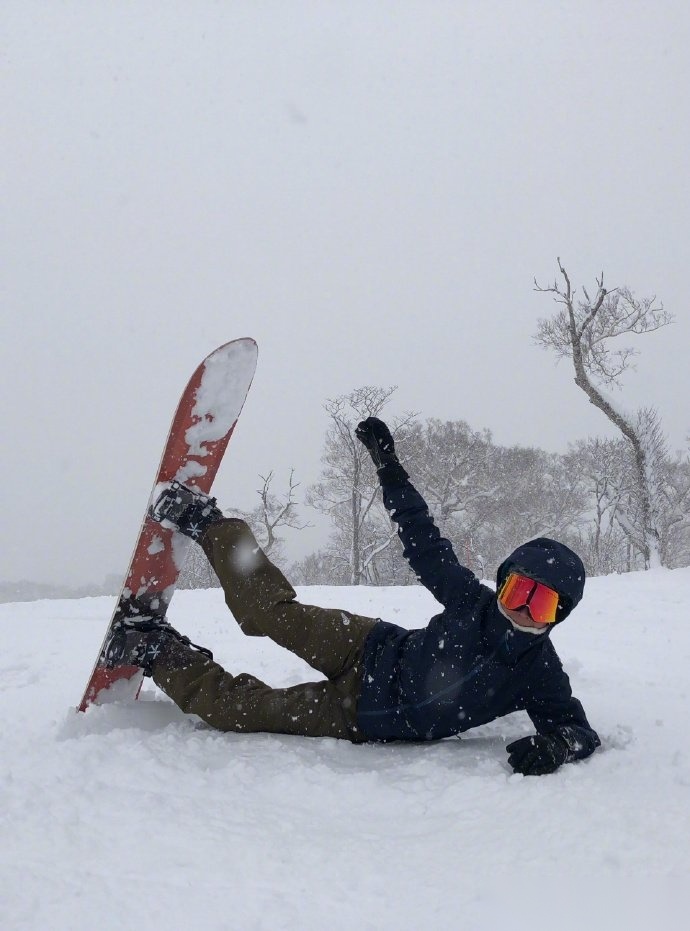 梁朝伟刘嘉玲滑雪画风清奇搞笑 1月2日