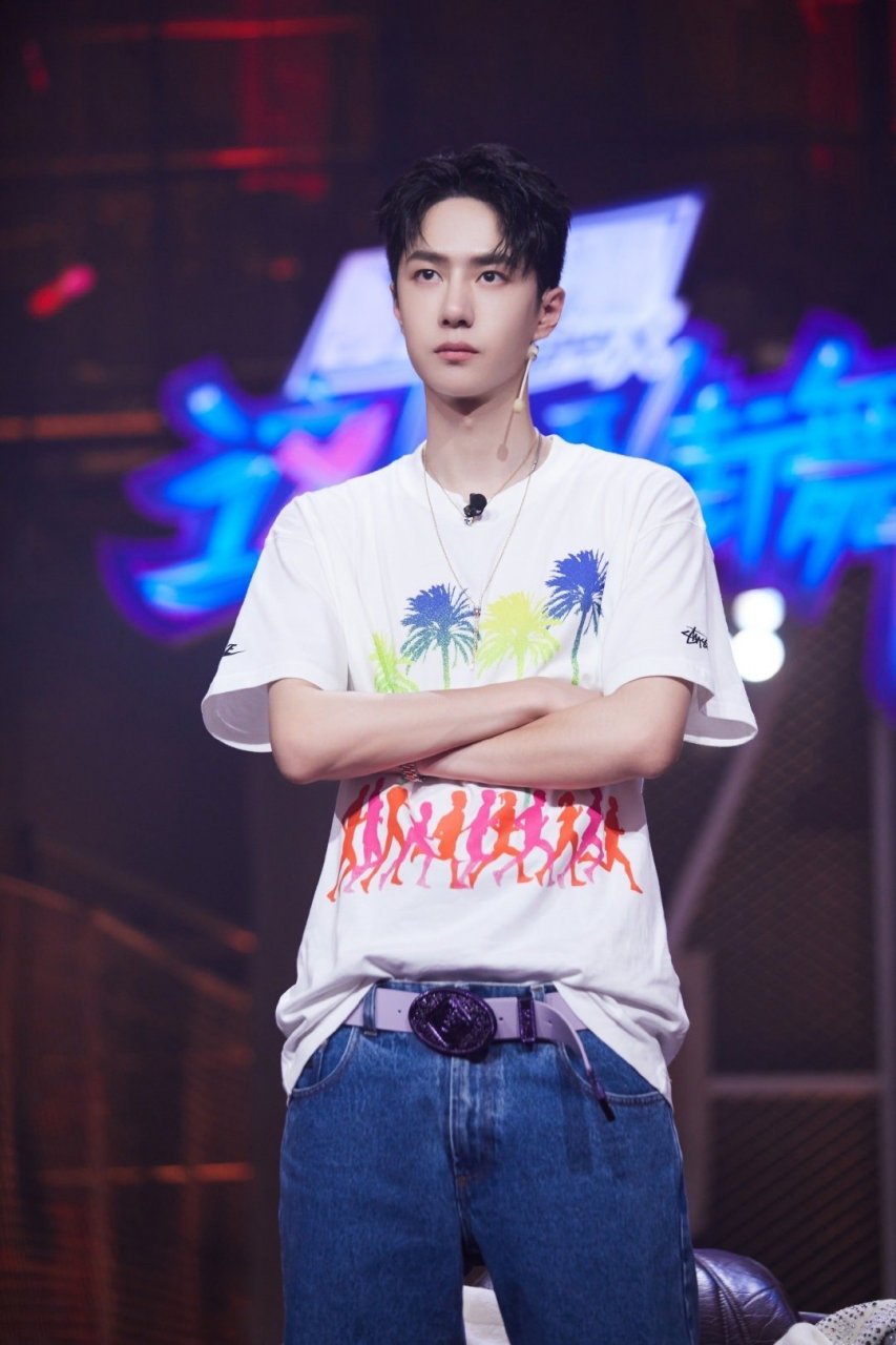 充满原始野性的舞蹈,魅惑而迷人,黄绿色的灯光又为这