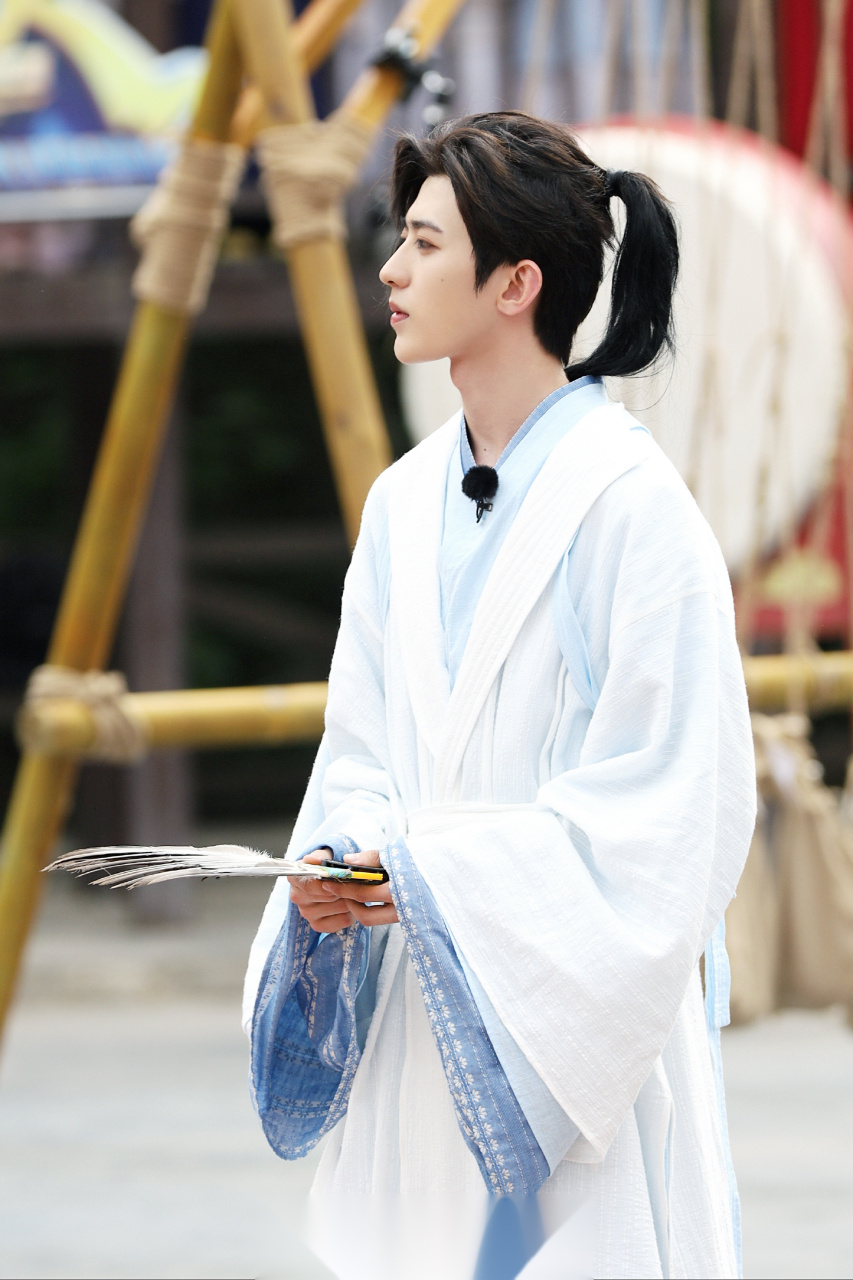 其实比起撕名牌赢没赢,我更想知道蔡小葵挑战的黑衣人这个游戏他赢了