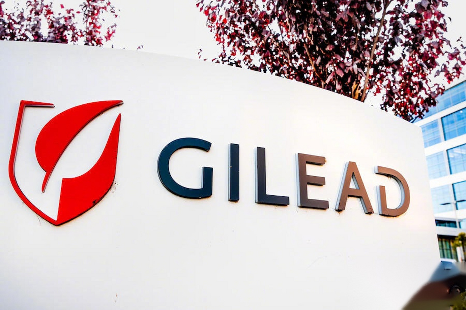 美股吉利德科学盘中跳水,现跌超6%,有媒体报道其抗新冠病毒药物瑞德西