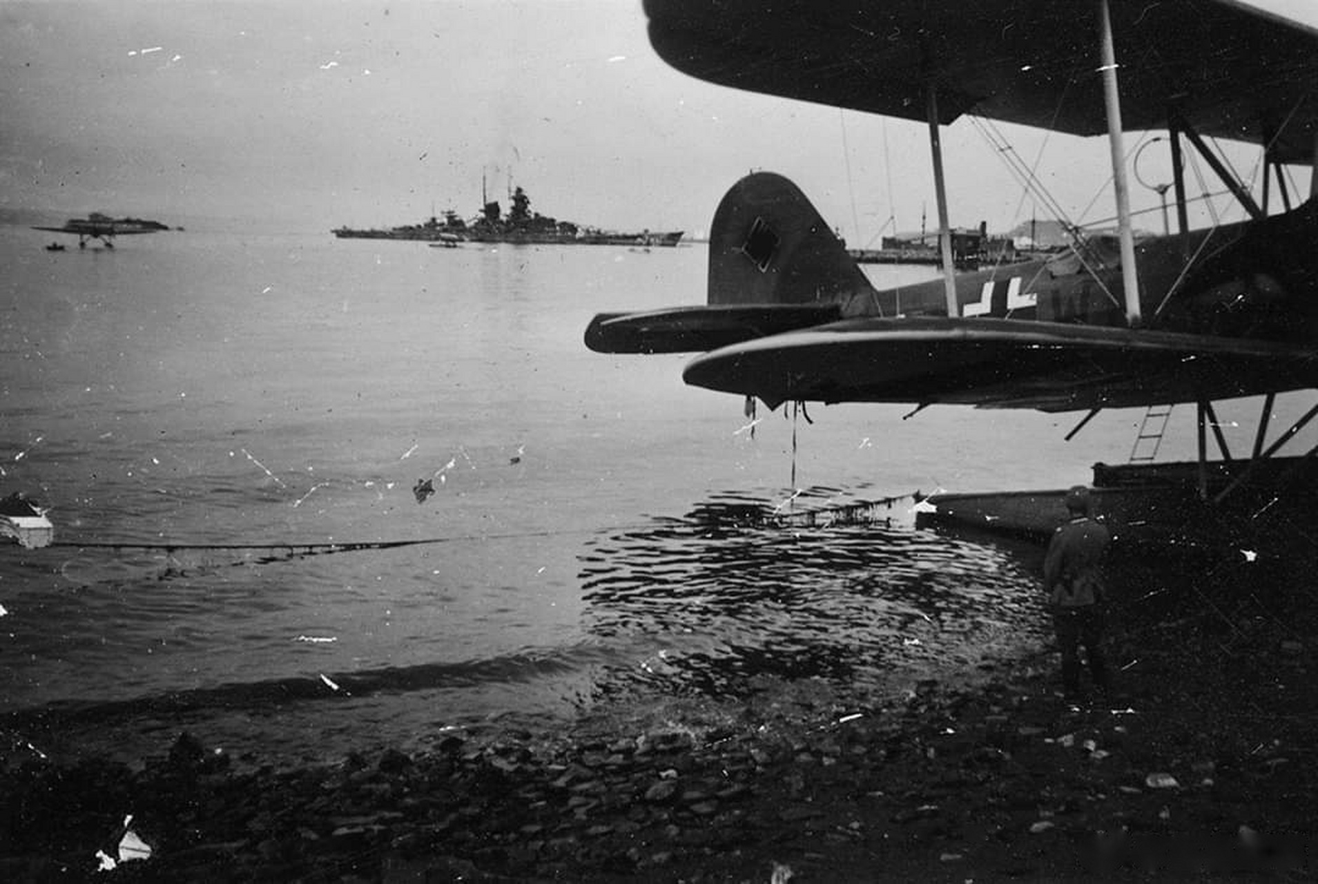 1940年6月,挪威特隆赫姆港,一架德军he 59水上飞机和背景中的格奈森瑙