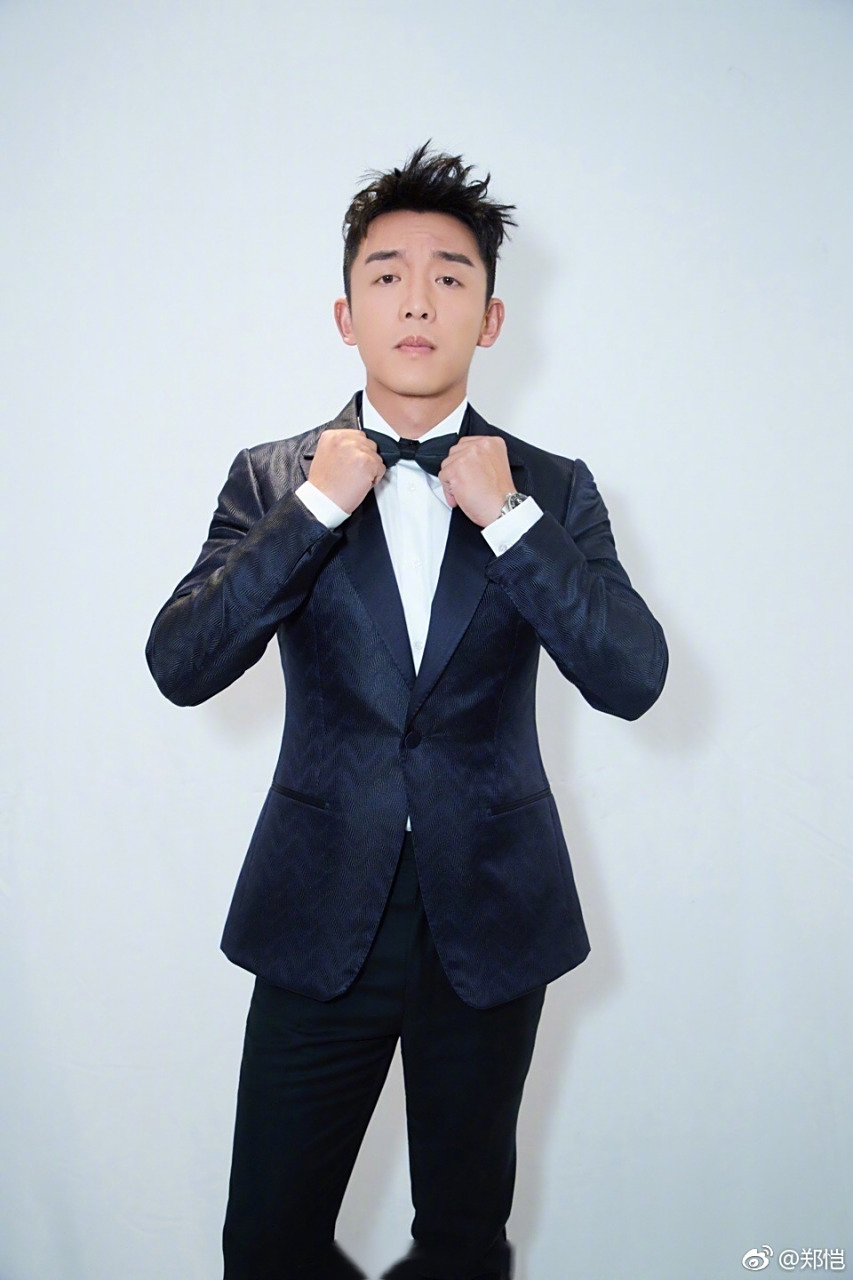 郑恺@郑恺 婚后竟然不知不觉变双眼皮了~时尚大片中的小猎豹,一面穿