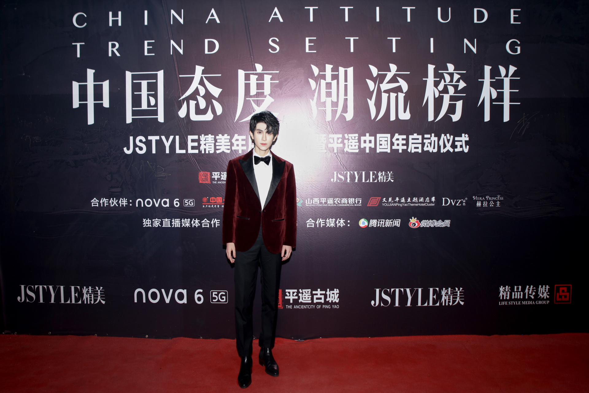 朱赞锦身着酒红色丝绒西装亮相2019 jstyle精美年度颁奖礼,气质高贵