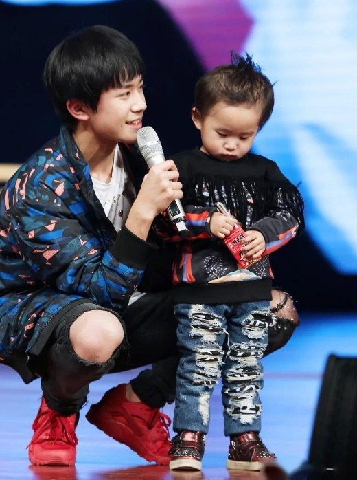 易烊千玺的弟弟楠楠大名叫易烊昱华,创造了最小年纪连续盲拧还原2个二