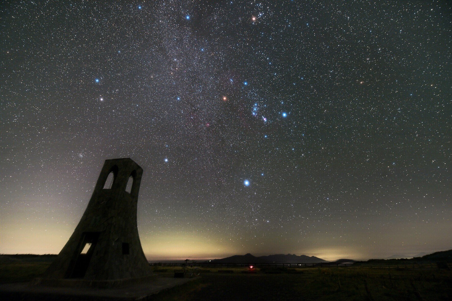 天文科普猎户座(orion)是一个非常显著的星座,也许是夜空中最出名的一