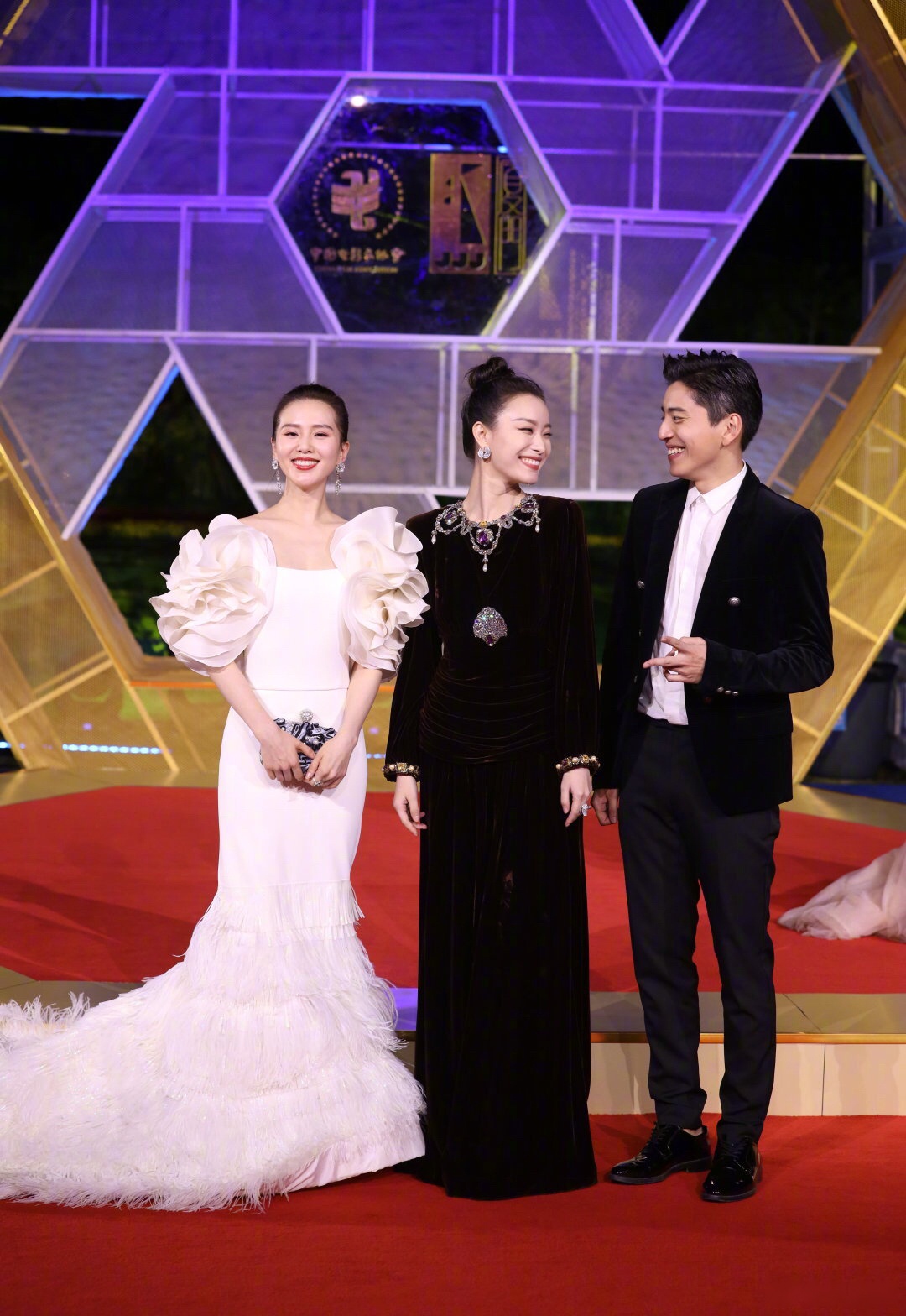 刘诗诗倪妮同台金鸡奖红毯,两个人对视笑的很甜