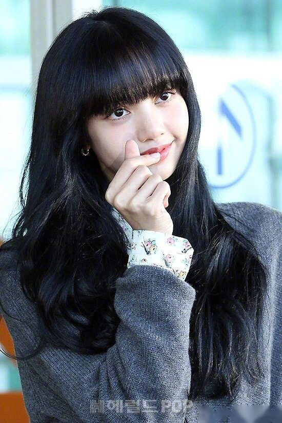 lisa黑色长卷发学院风造型现身机场,甜度满分