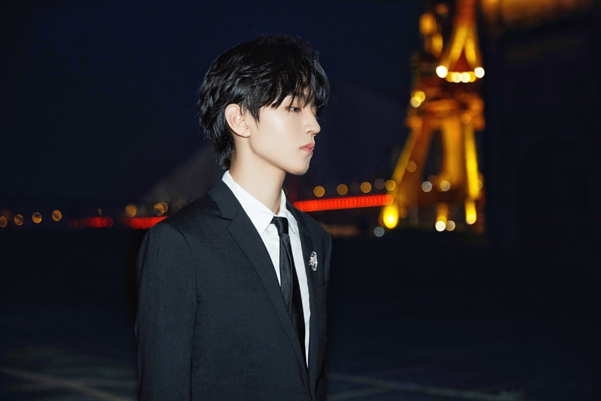 王俊凯出席第二十三届上海国际电影节中国影视之夜黑色西服正装造型也