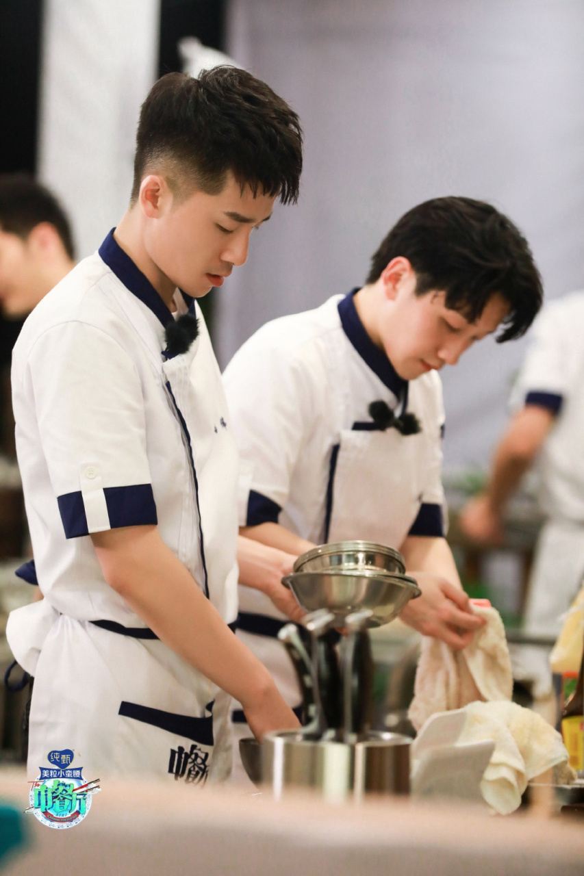 会做饭的小哥哥已准备就位,今晚22:00湖南卫视《中餐厅》来看冯伟的