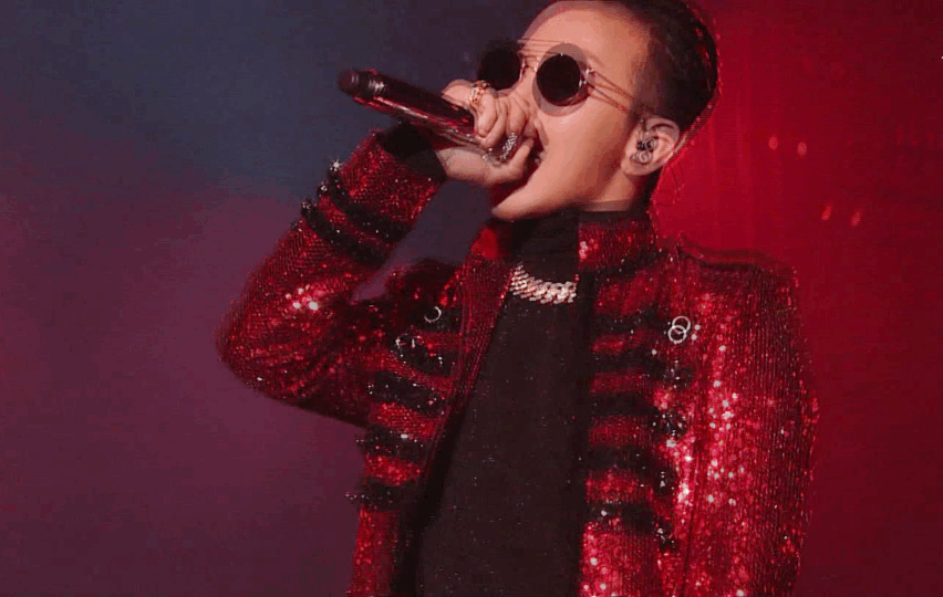 权志龙舞台上酷酷的亮片红衣 大背头 墨镜造型,真的是毫无抵抗力,舞台