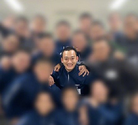 exo成员金钟大入伍后军装照公开,寸头造型干练十足,笑得好开心,状态还