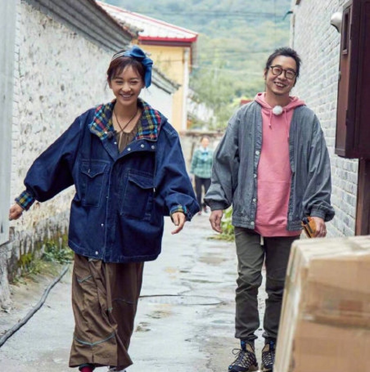 陈意涵当妈不称职?1岁儿子户外光脚踩地,夫妻俩对此无视遭质疑?