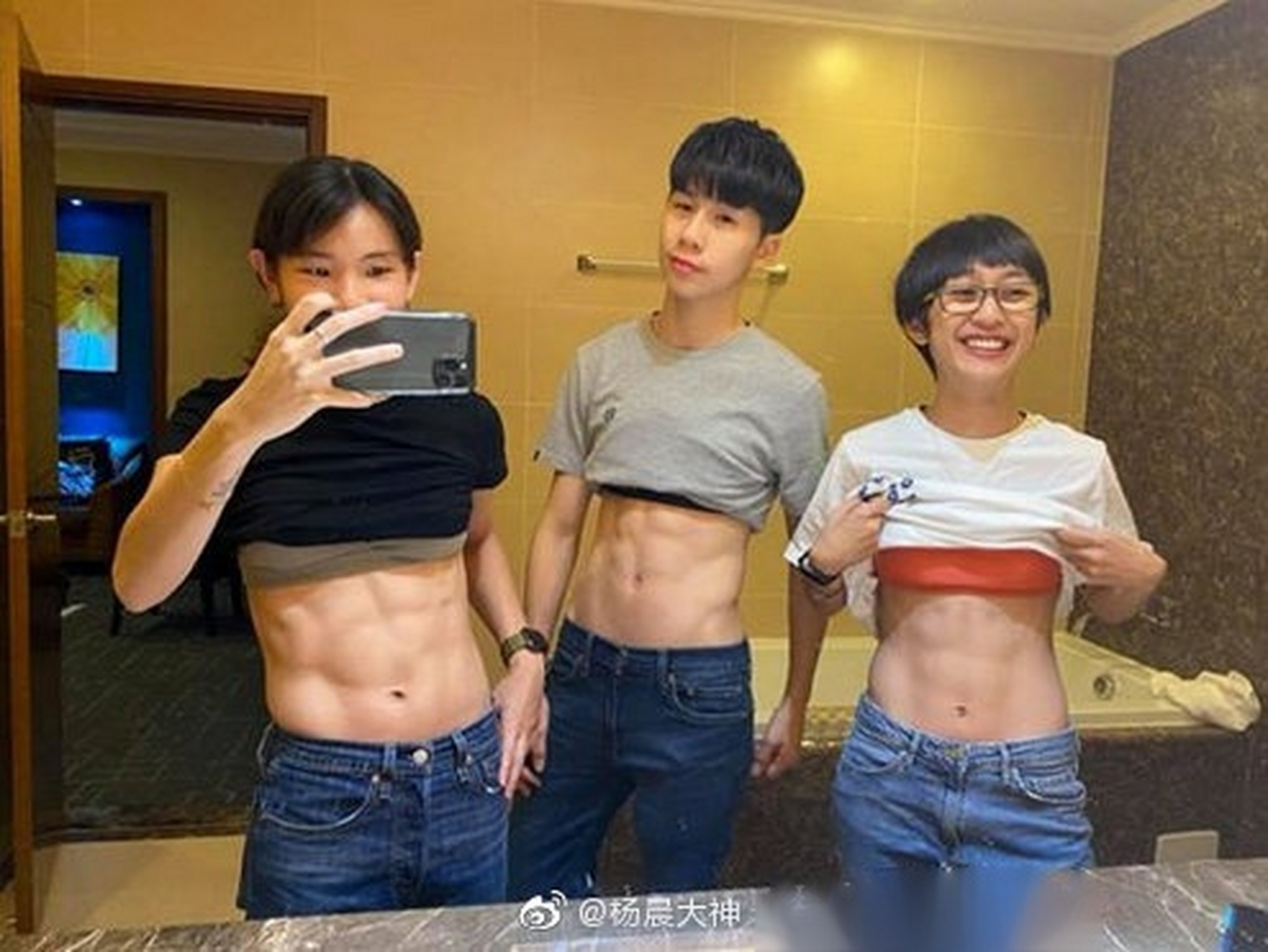 戴资颖这腹肌如何,图中三位都是女性.