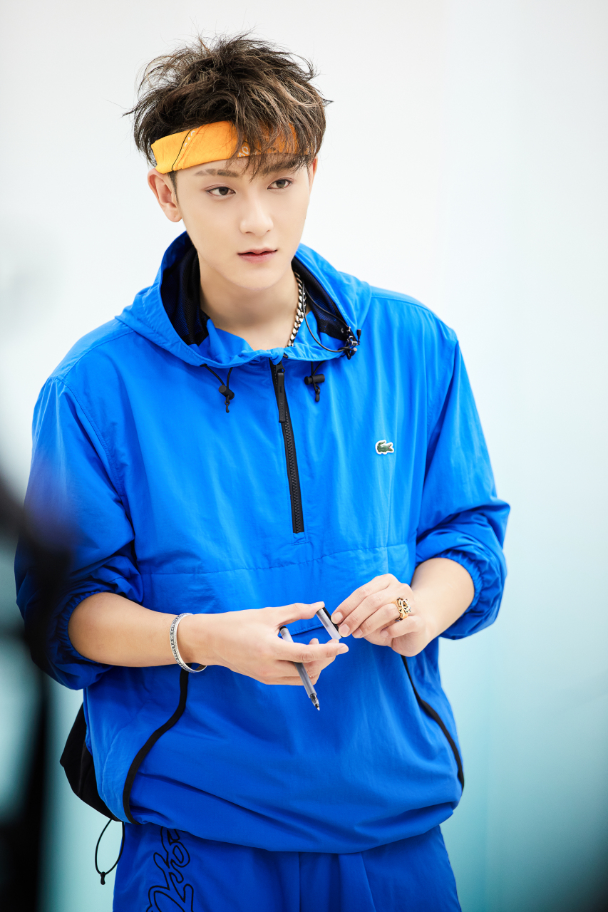 黄子韬@黄子韬创造营2020 练习室里一抹纯净的蓝,是头戴橙色发带涣Ζ