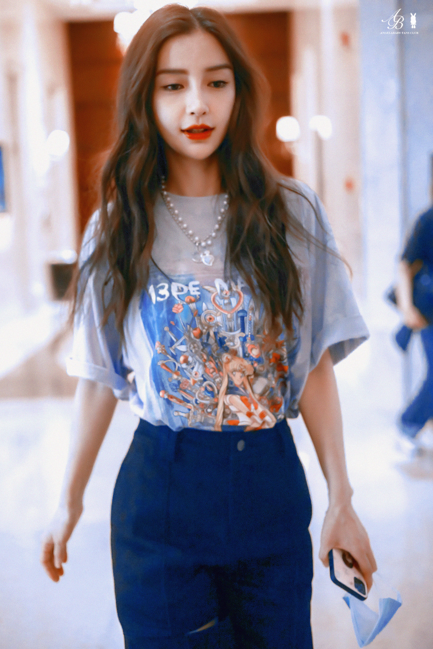 下午好～请将将们收下小会姗姗来迟的饭拍[挤眼]@angelababy