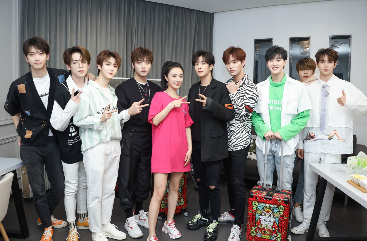 昨天在直播间贡献了无数张表情包,后台当然也要来一张美美的合照啦!