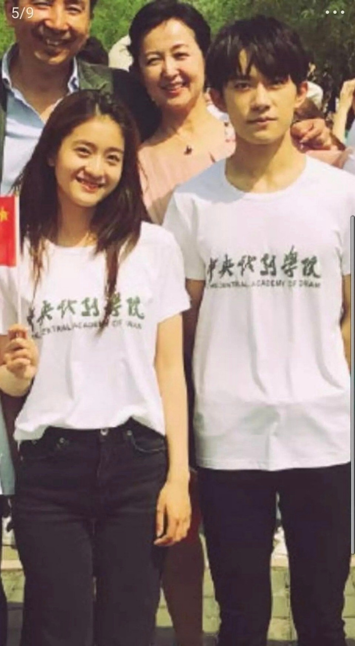 易烊千玺和张雪迎这张超级甜了,好像青春小说的男女主角啊