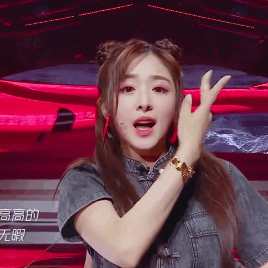 《大碗宽面》组张含韵真唱跳实力俱佳,独特戏腔也游刃有余,镜头这么近